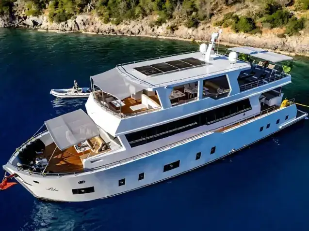 Trawler Lila - Image 1